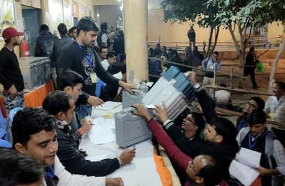 Returned polling parties kept depositing EVMs in the college till late night