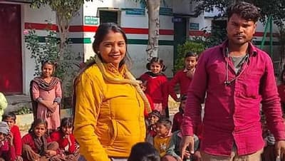Government school teacher put snake around her neck in Amroha