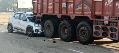 घने कोहरे के कारण रोड किनारे खड़े ट्रक में पीछे से घुसी कार