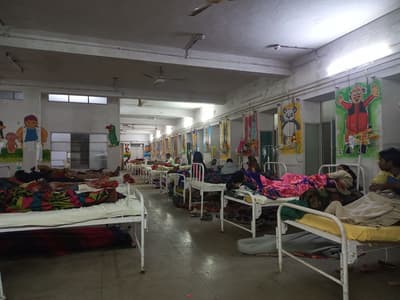 हर महीने लाखों रुपए से धुलाई, फिर भी मरीजों को लाने पड़ रहे कंबल और रजाई
