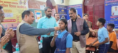 कलेक्टर डॉ गौरव कुमार सिंह बच्चों को कृमि नाशक दवा देते हुए स्कूल परिसर में