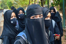 अब हिजाब पहनकर परीक्षा देने की उठी मांग, कर्नाटक की छात्राएं पहुंची सुप्रीम कोर्ट